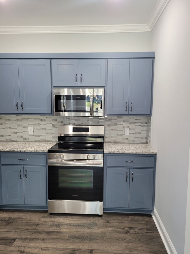 Building Photo - 2 Bedroom, 2.5 Bath Modern Duplex - Walkin...