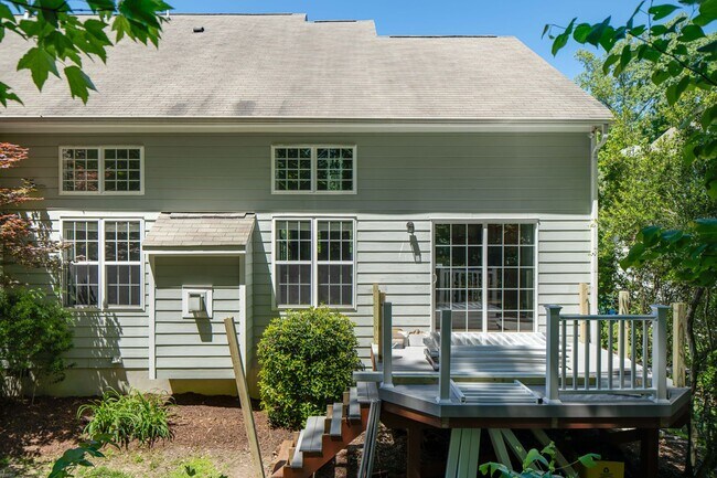 Building Photo - Spacious 4 bedroom home close to Southpoint! Available October 1st