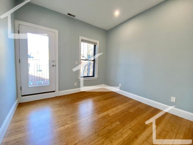 Building Photo - TOP FLOOR 2 BED 2 FLOORS + Private Rooftop Deck!!! Available 9/1/26