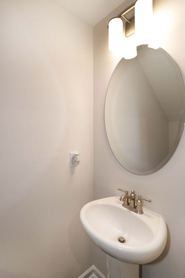 Building Photo - 2 Bedroom / 2.5 Bathroom Townhouse in Concord