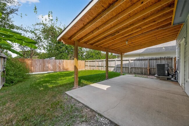 Building Photo - 8253 Fuqua Gardens Dr