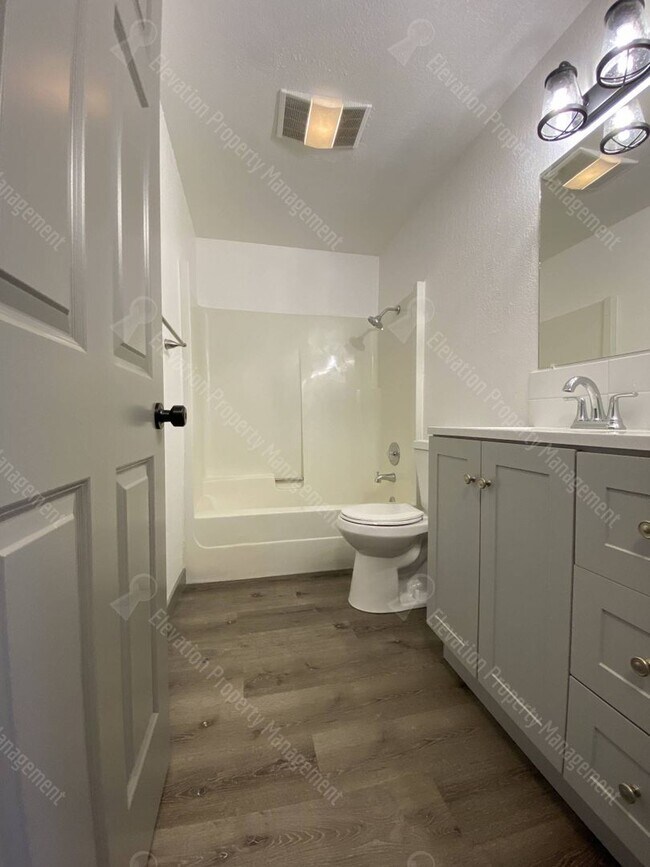 Building Photo - Centrally Located 2 BR - 1 BA Duplex w/ AC!