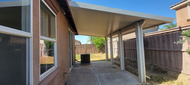 Building Photo - Gorgeous Single Story Home