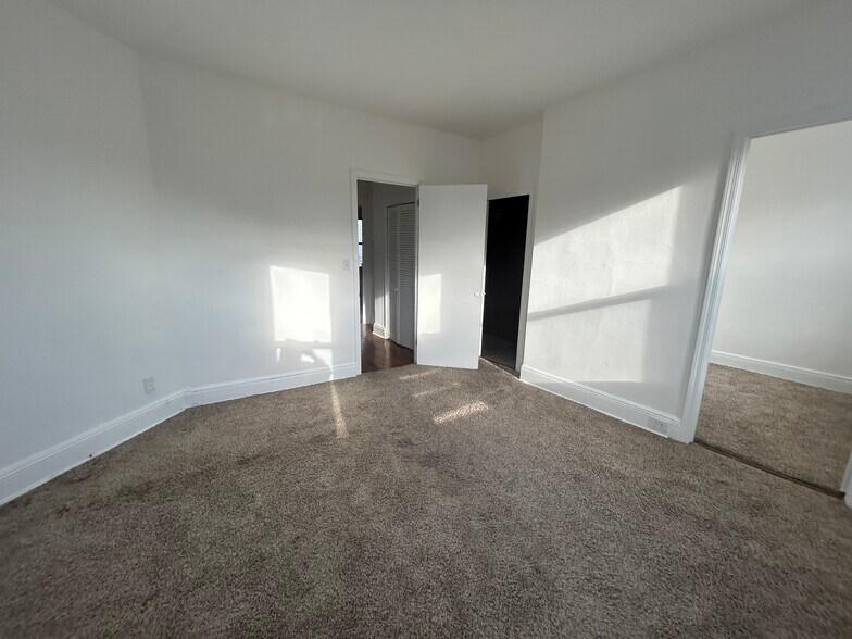 Building Photo - 318 71st St