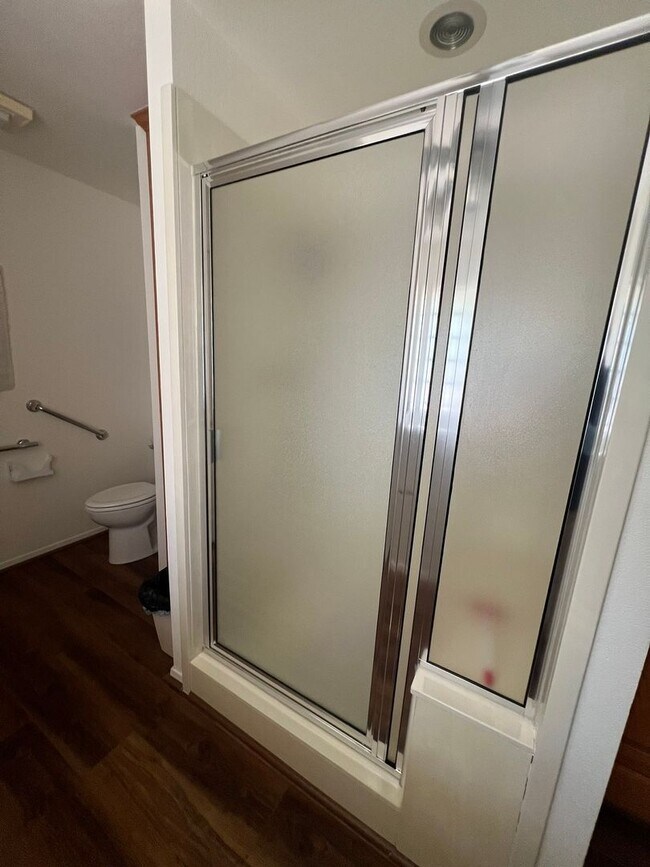 Building Photo - FULLY FURNISHED MID TERM LEASE