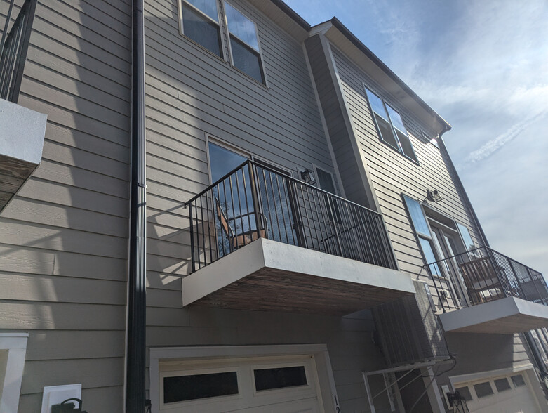 Building Photo - Room in Townhome on Judson Ave