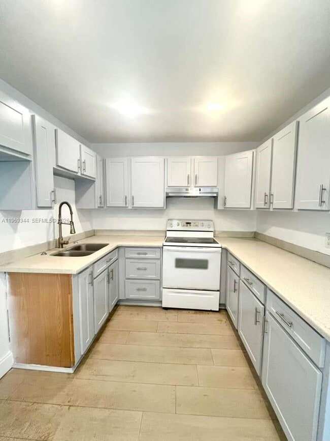 Building Photo - 4924 SW 44th Ave