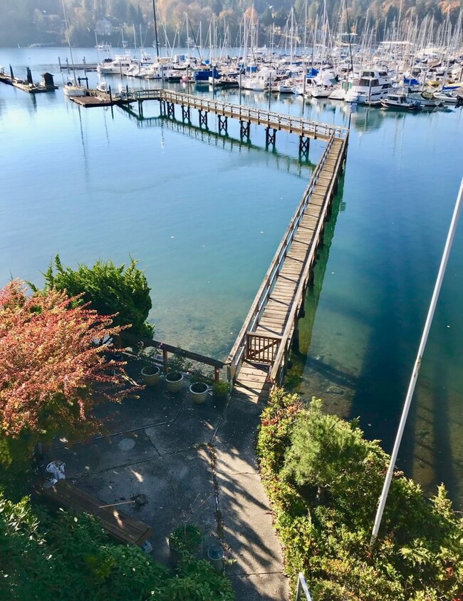 Building Photo - Very rare in town Winslow waterfront Condo...