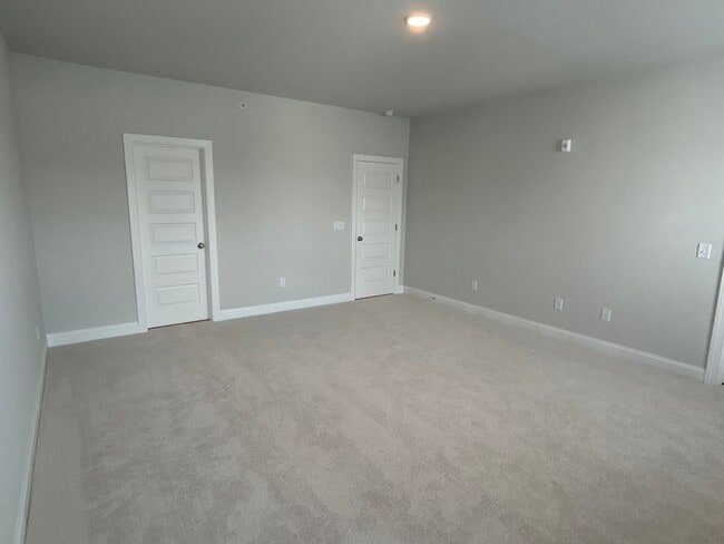Building Photo - Luxury Condo in Raleigh - 3 beds|2.5 baths...
