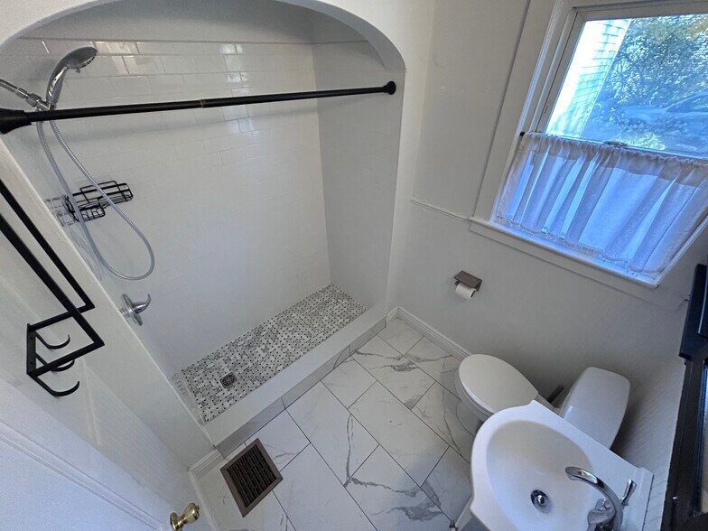 Building Photo - 53 Main St