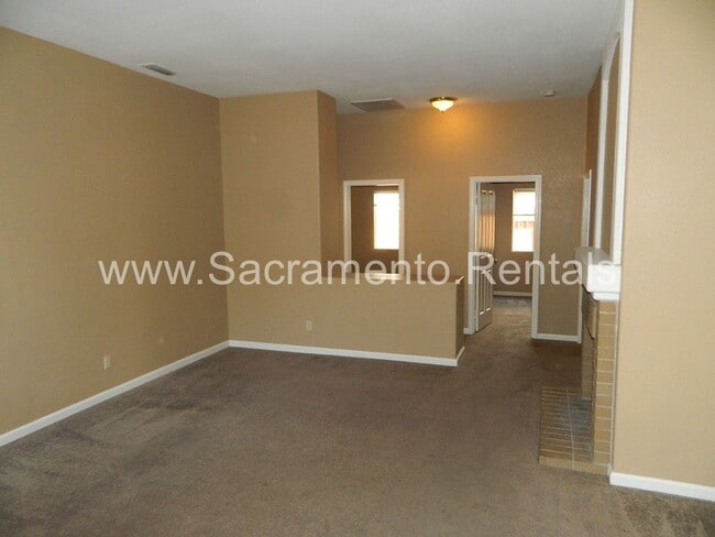 Building Photo - Nice 3bd/2ba Home with 2 Car Garage near Roseville Galleria