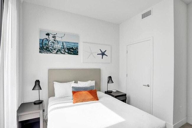 Building Photo - 4010 S Ocean Dr