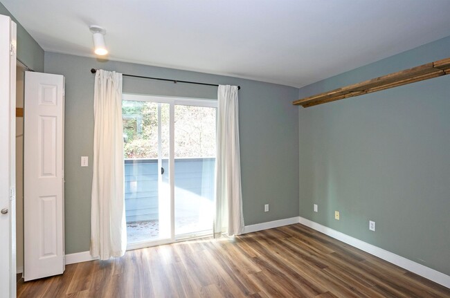 Building Photo - Wonderful 2-bedroom Townhome Style in Both...