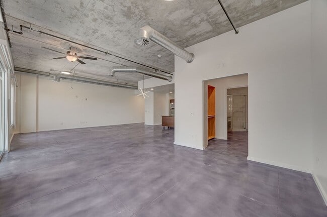 Building Photo - Modern Loft with City View