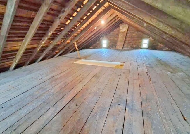 Building Photo - 3 Bed / 1-1/2 Bath Single Family w/2 Car G...