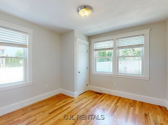 Building Photo - 25 Charlotte Rd