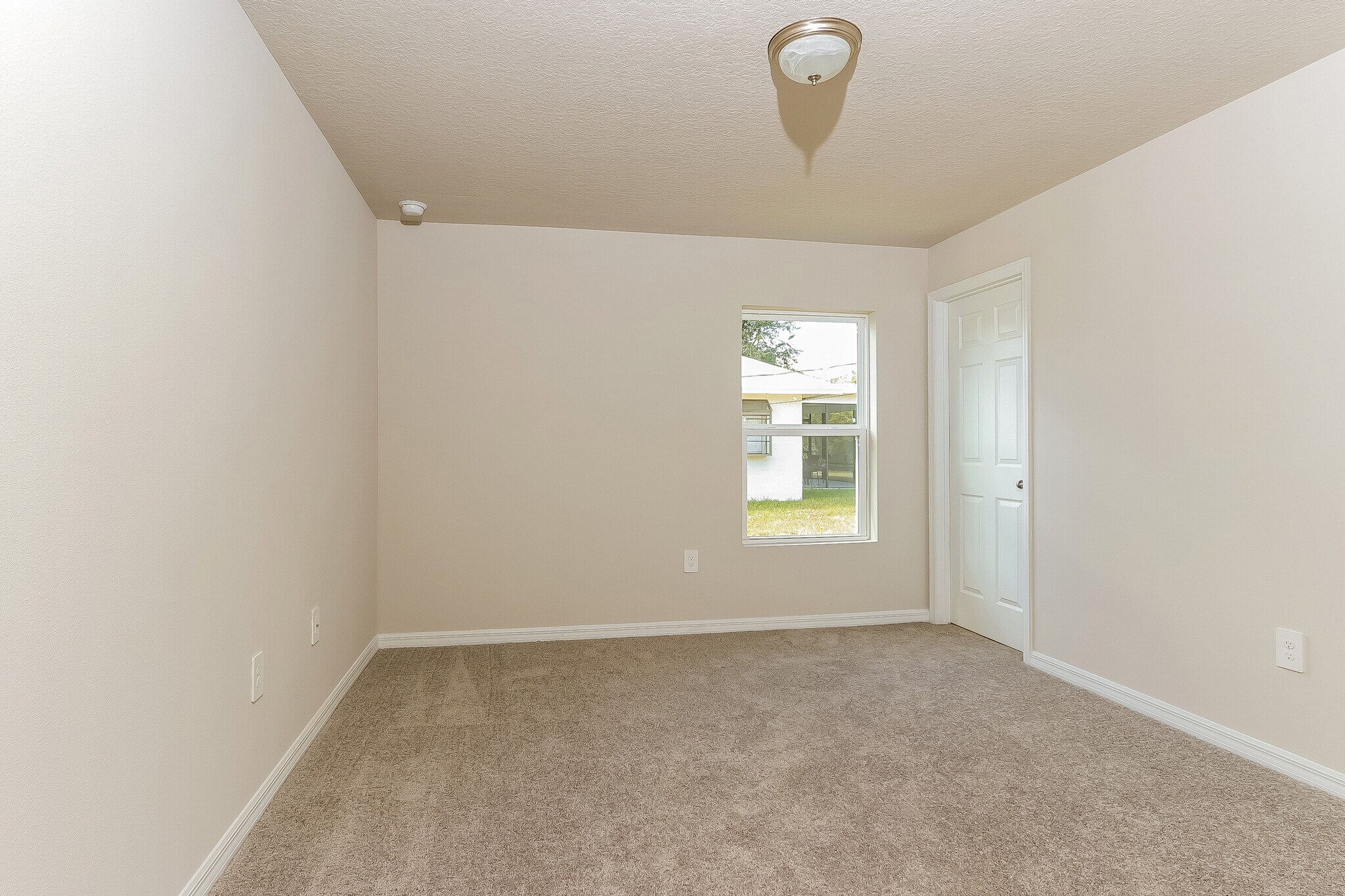 Building Photo - 1831 SE Airoso Blvd