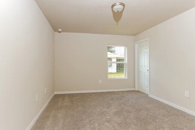 Building Photo - 1831 SE Airoso Blvd