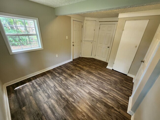 Building Photo - 826 N Weaver Ave
