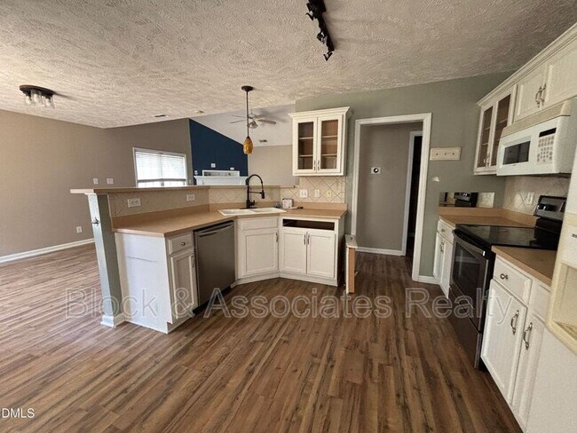 Building Photo - 337 Americana Dr