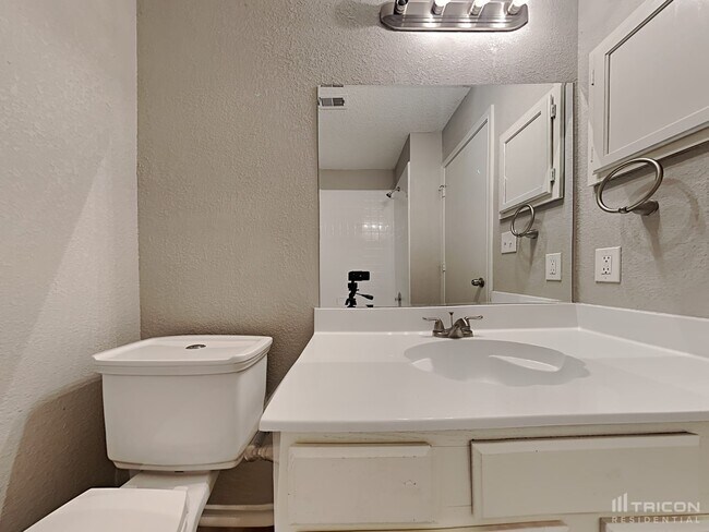Building Photo - 906 Sylvan Creek Dr