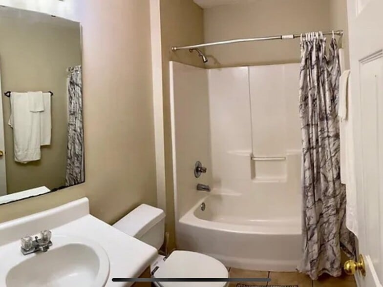 Building Photo - 853 Ladner Dr