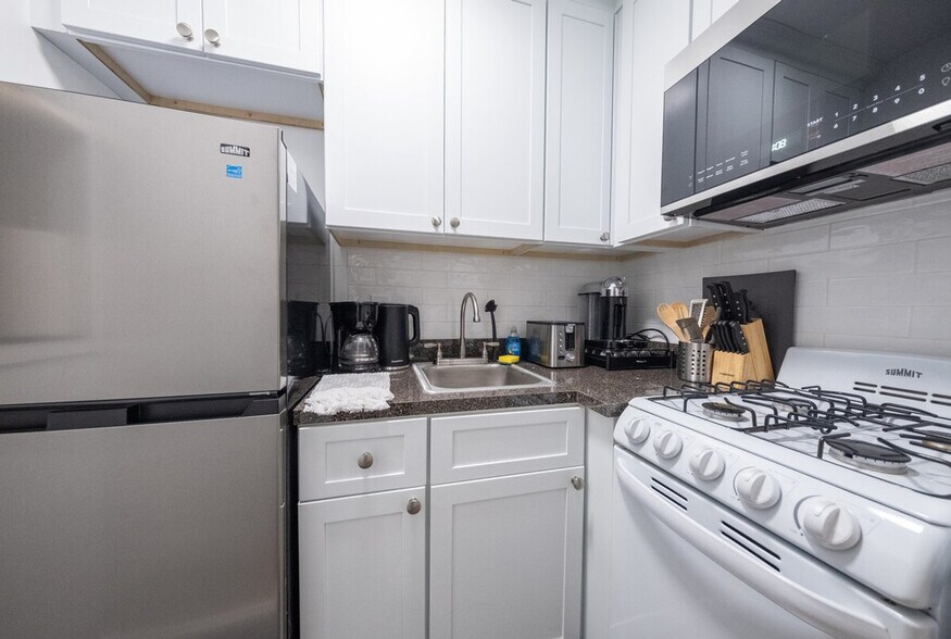 Building Photo - 328 E 74th St