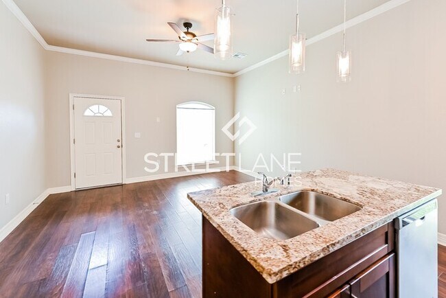 Building Photo - Beautiful Open Concept 2 Bedroom