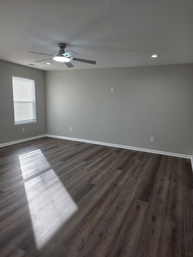 Building Photo - Welcome to your Gem Home!