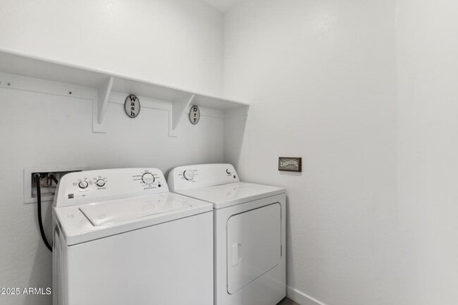 Building Photo - 565 E White Wing Dr