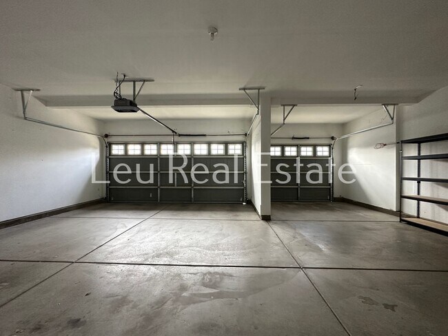 Building Photo - Lovely, 5bd, 3ba home in Serrano, with 3 c...