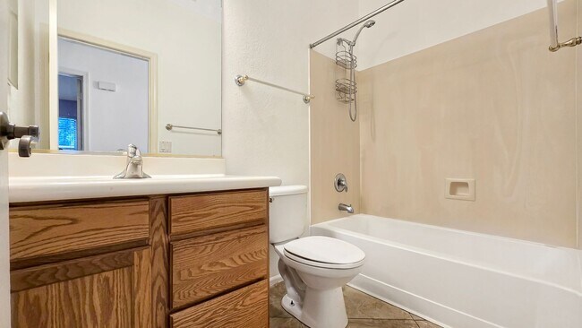 Building Photo - Close to I-10 and shopping in Goodyear!