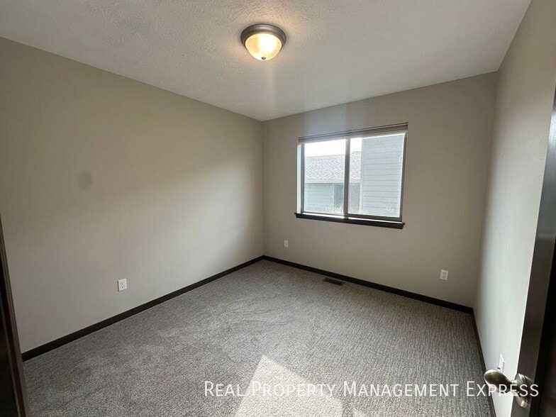 Building Photo - 4 Bedroom 3 Bathroom Home for Rent