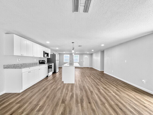 Building Photo - Fully Renovated 3-Bed, 2-Bath Home with Ga...