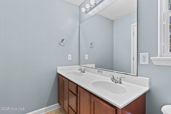 Building Photo - Charming Home in Woodbury Farms