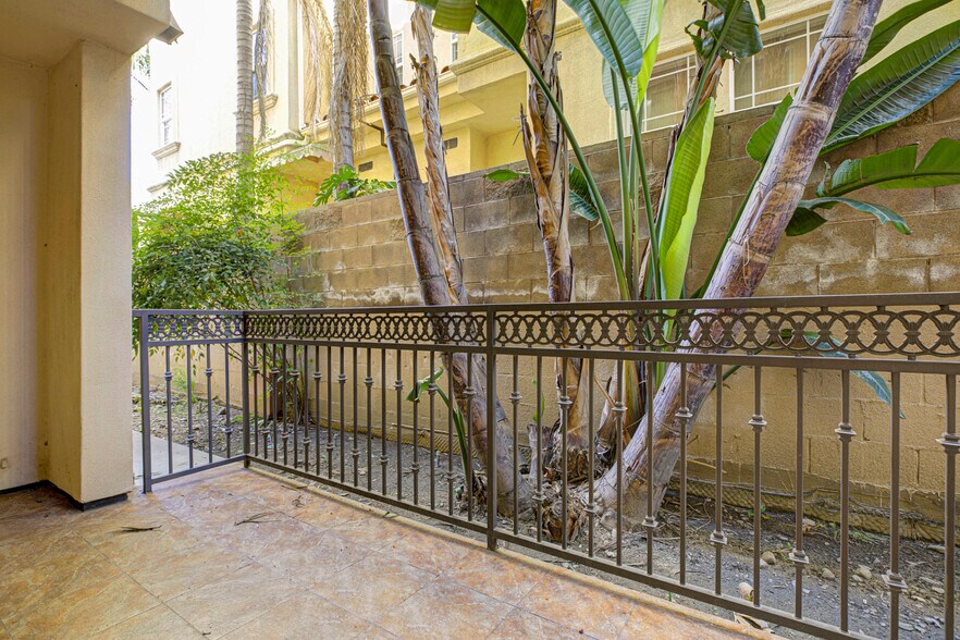 Building Photo - 556 E Palm Ave