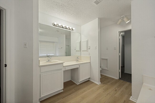 Building Photo - 5518 Heathercrest Dr