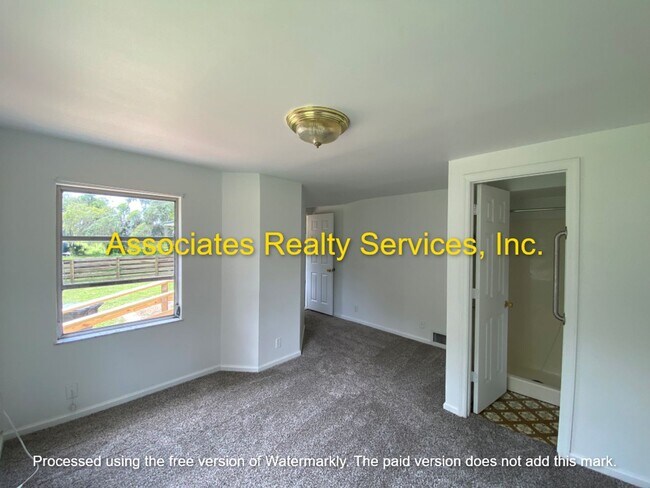 Building Photo - Rare find! 4 bed/3 bath House in Newberry, FL on one acre