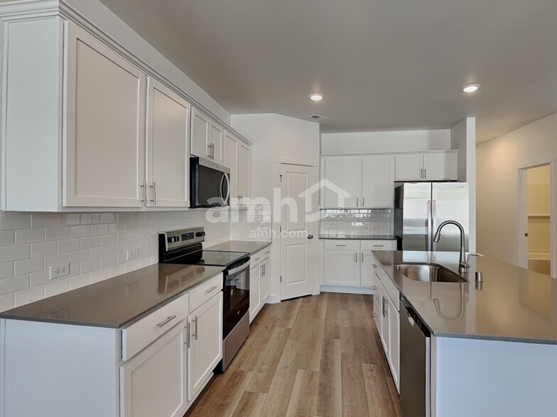Building Photo - 4847 85th Dr NE