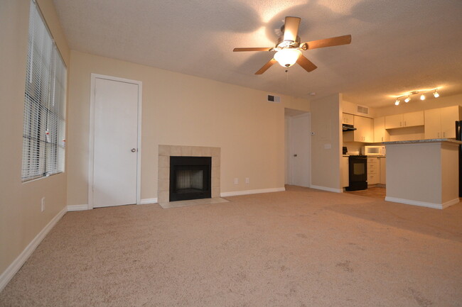 Building Photo - 1/1 Condo in GATED ~ LAKEFRONT community i...