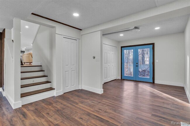 Building Photo - 8165 Leonard Dr