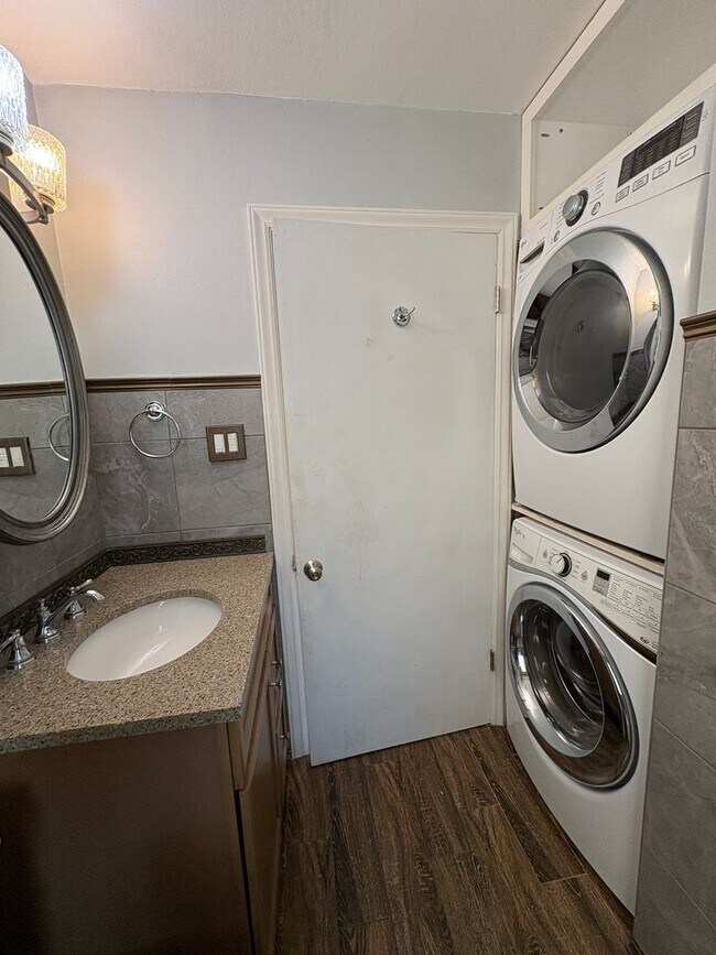 Building Photo - Move in special! First month rent is half off with approved application! 6 month lease option!