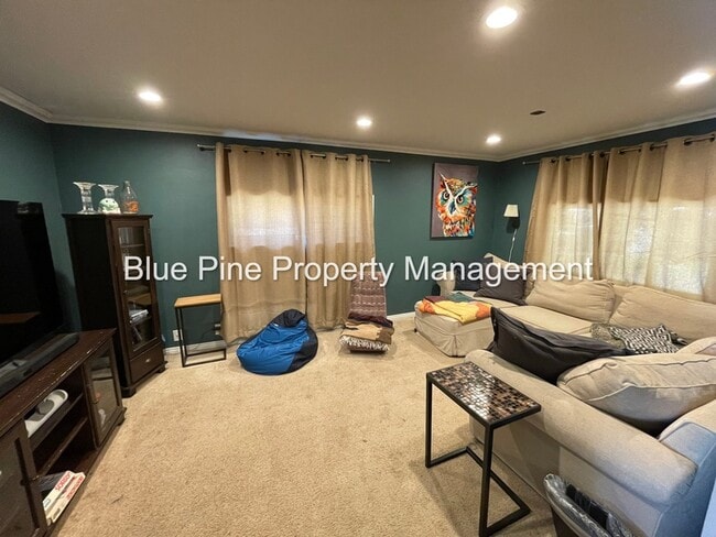 Building Photo - 455 Linden Dr