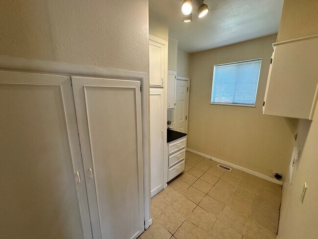 Building Photo - Versatile 3-bedroom, 1.5-bath Home Available in OKC!