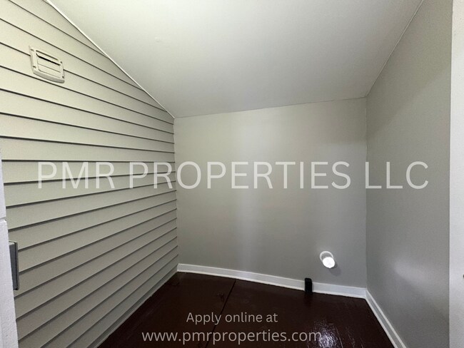 Building Photo - Studio/ 1 Bathroom-House