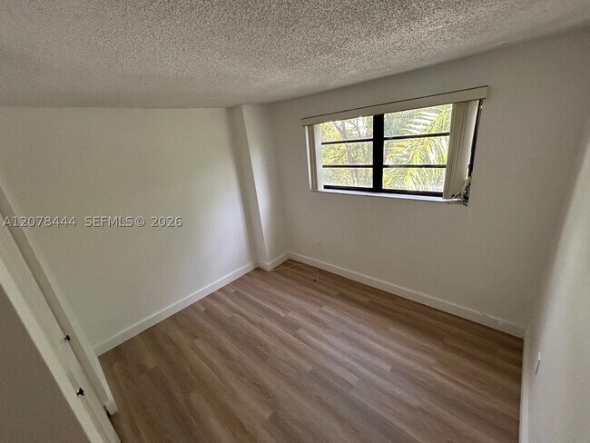Building Photo - 1673 Bay 405 Bay