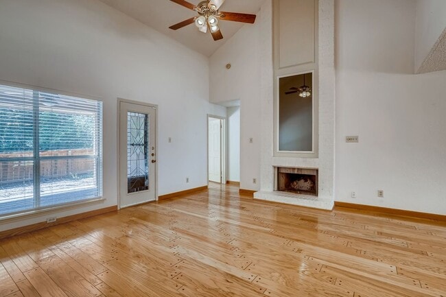 Building Photo - Rare 2 BR/ 2 BA Townhouse in Northwest Hil...