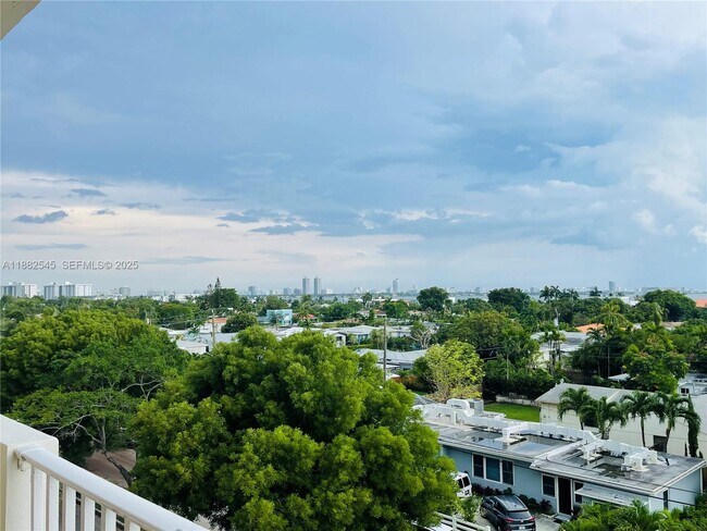 Building Photo - 1455 N Treasure Dr