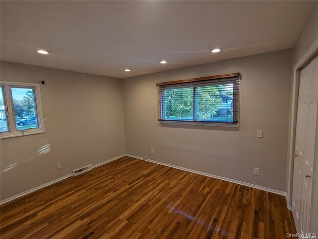 Building Photo - 19 Comanche Ln