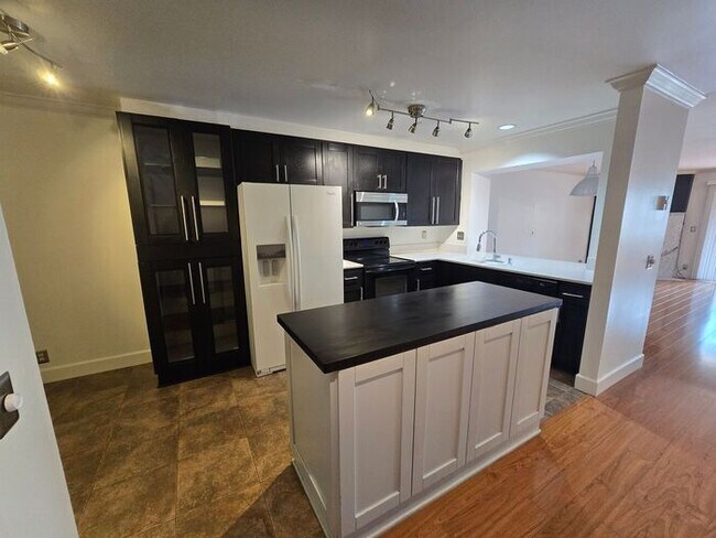 Building Photo - Beautiful 2 Bedroom 2 Bathroom Condo in La Jolla / UTC